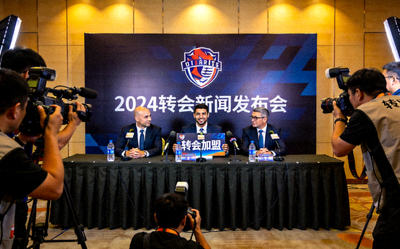 足球运动员转会新闻发布会现场